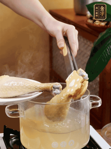 雞腿冷水下鍋，加蔥姜焯水，洗凈備用