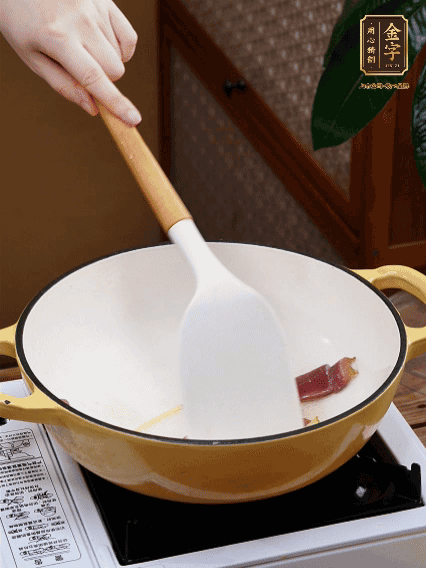 油熱，姜絲、火腿微微煸出香味