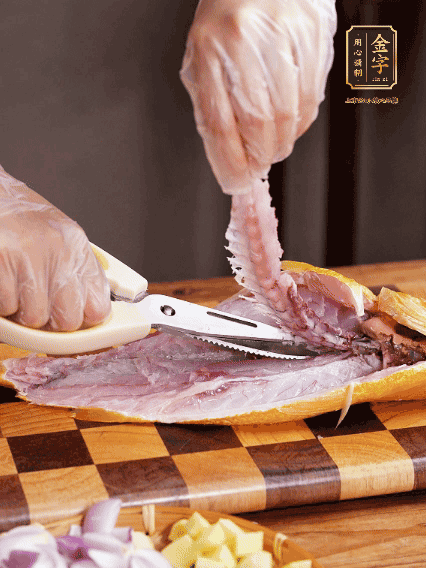 黃魚處理干凈，對半片開去骨，泡入蔥姜水、料酒、鹽調成的料汁中浸泡15分鐘，擦干水分