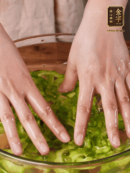 苦瓜去瓤切片，用鹽腌20分鐘，反復(fù)洗凈去苦味