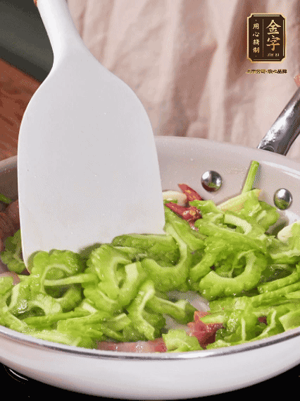 熱油，火腿、蔥姜、干辣椒煸香，再下苦瓜翻炒