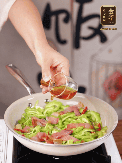 淋一圈料酒，少許糖調(diào)味