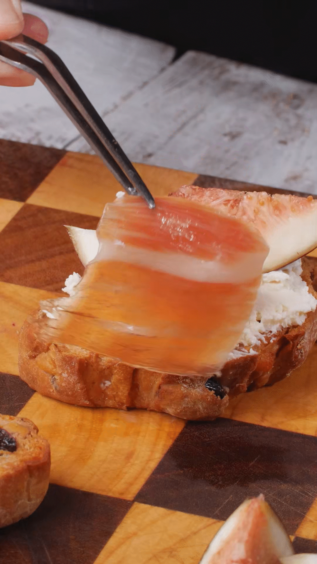 歐包抹上奶酪，放上無花果
