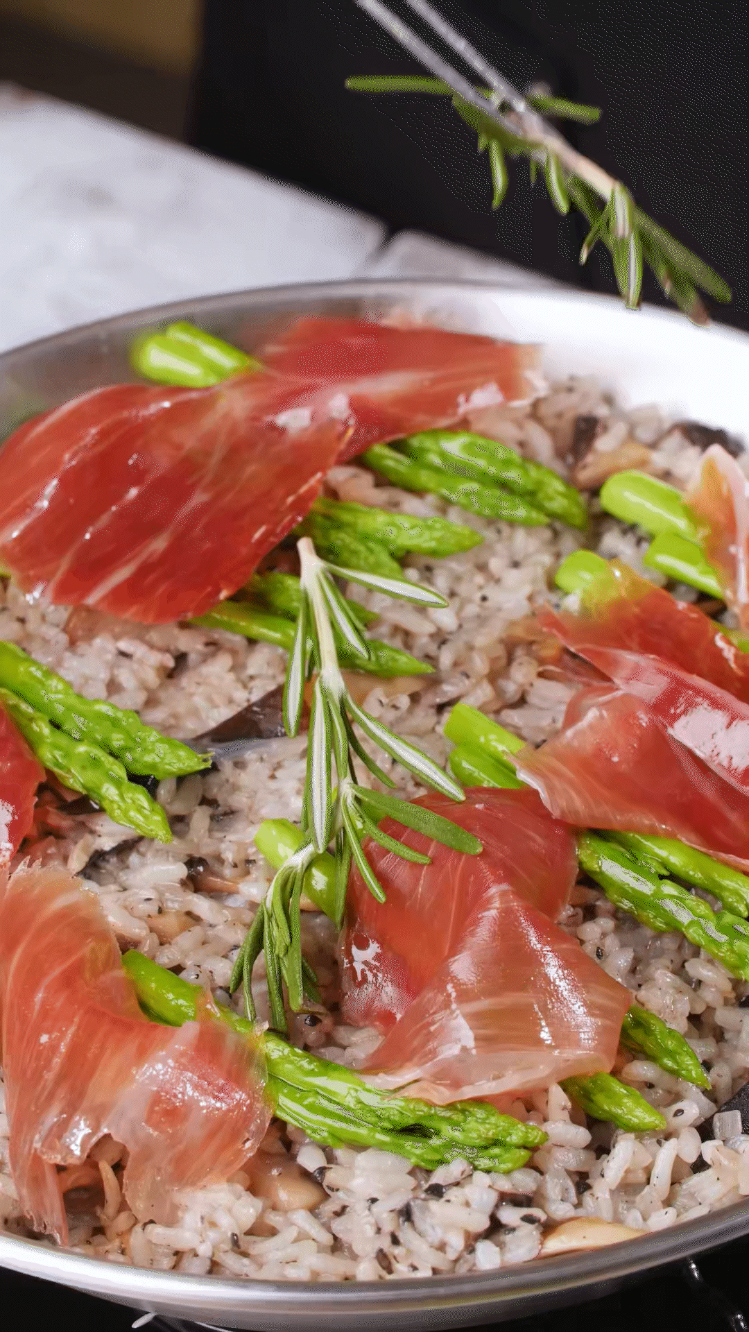 放上巴瑪火腿和蘆筍、點(diǎn)綴迷迭香、三色堇