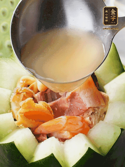煮好后，盛入冬瓜盅。放入鍋中，可繼續(xù)燉煮，越燉越有味