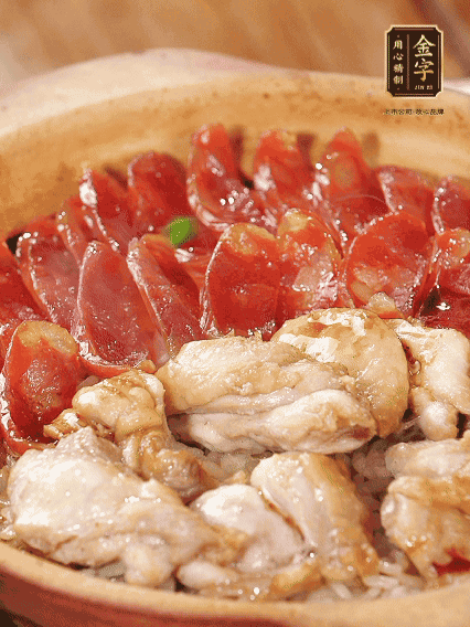 蓋蓋小火燜，沿鍋邊淋一圈油，轉(zhuǎn)動砂鍋燜4分鐘