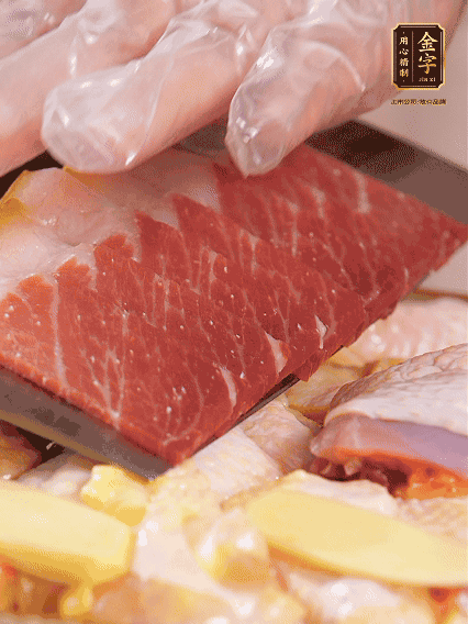 碼上金字火腿片，上鍋蒸足40分鐘