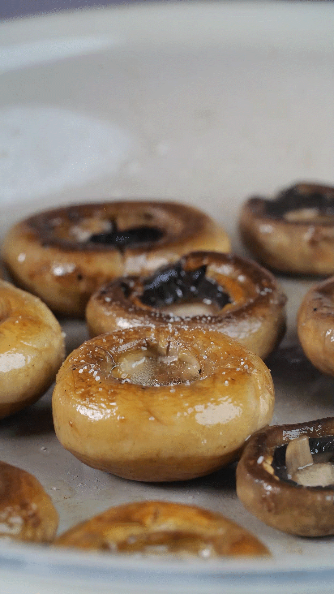 鍋內(nèi)放橄欖油，將口蘑煎至兩面微微焦黃，用黑胡椒海鹽調(diào)味