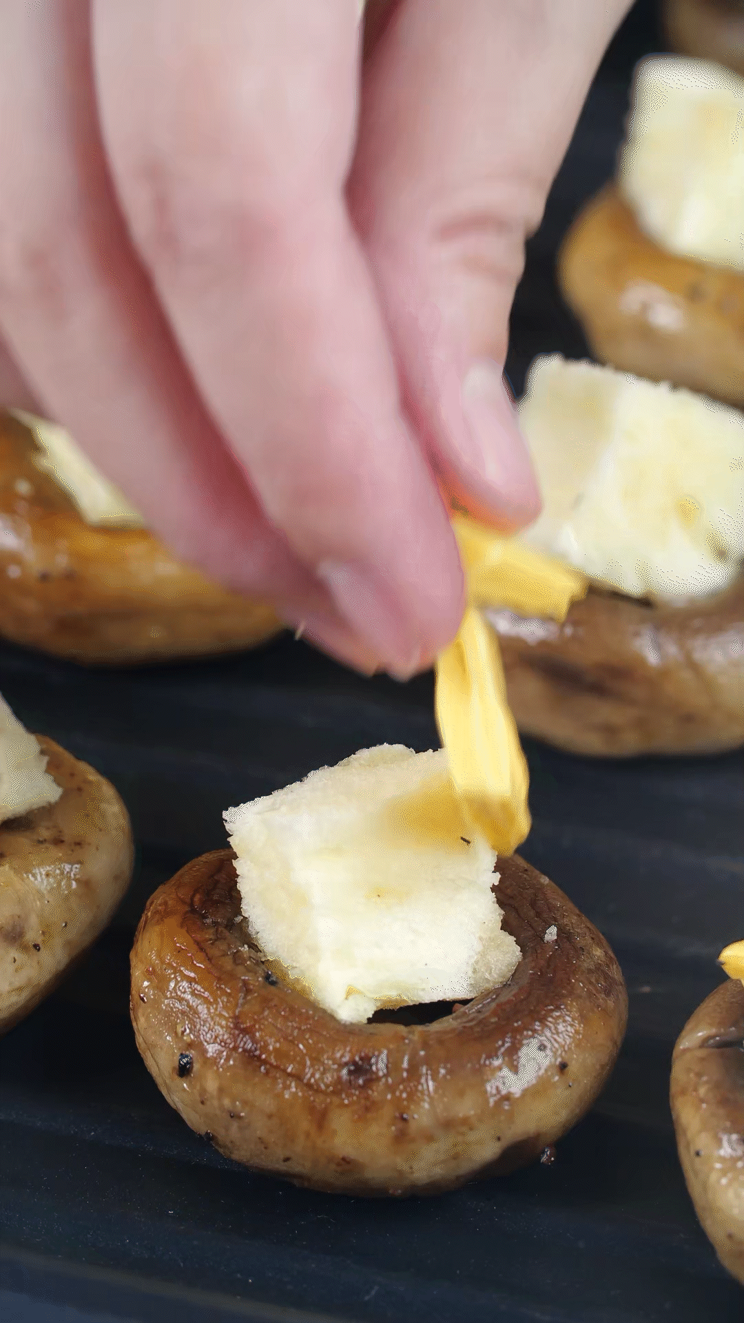 面包切小粒，放入口蘑凹處，蓋上芝士，烤箱180度烤10分鐘