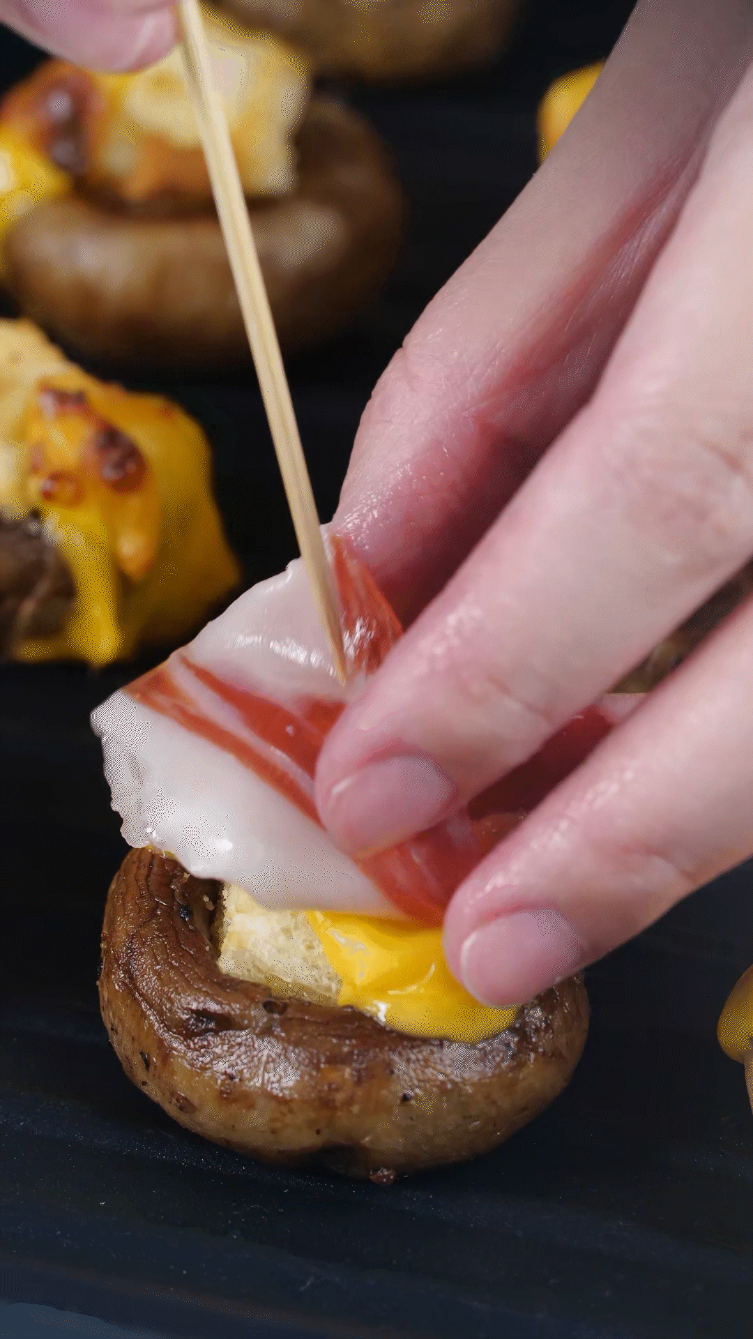 將火腿卷一卷，放在最頂部，插上竹簽