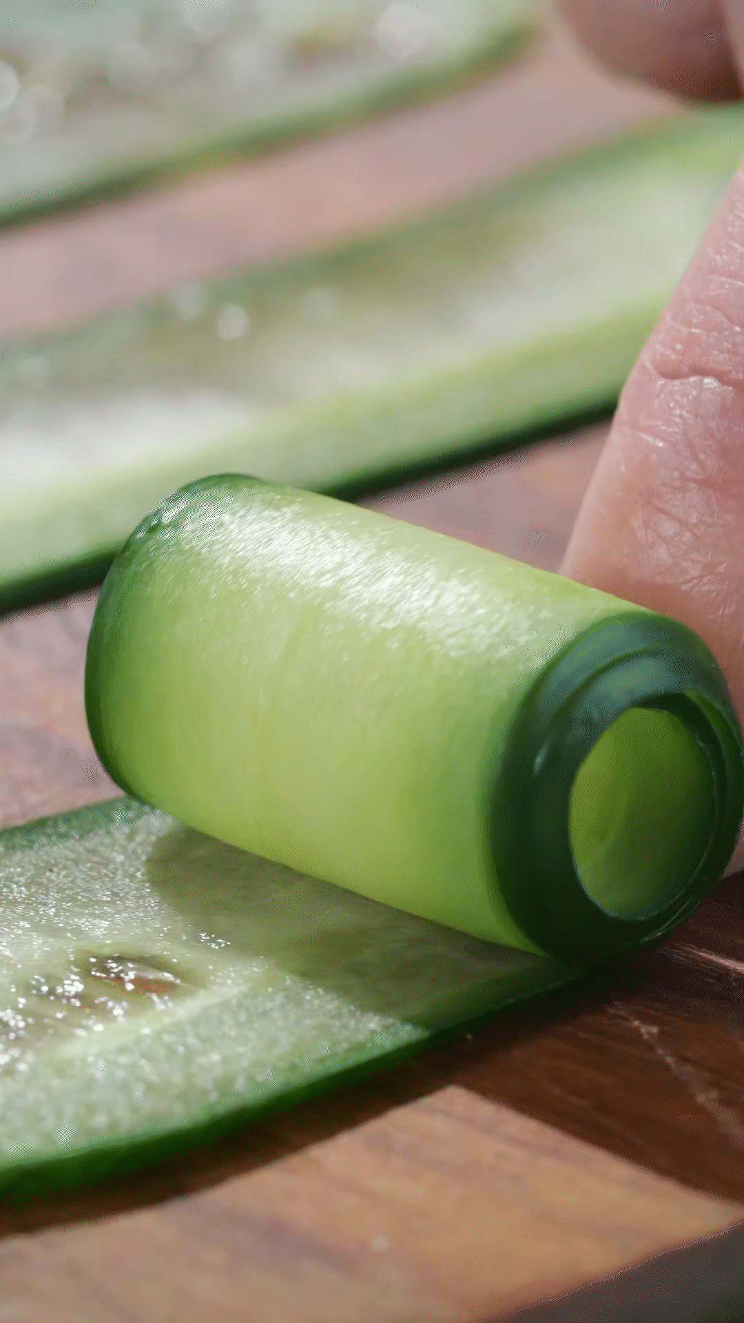 水果黃瓜切片卷成卷