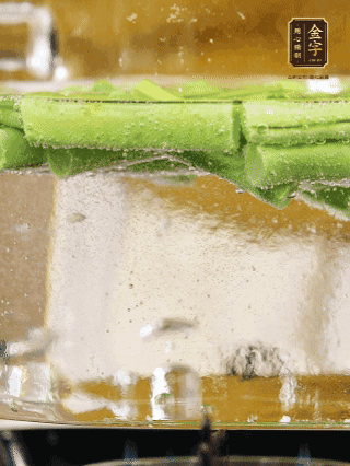 豆角切成段，加油焯水1分鐘