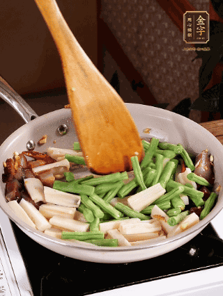 加少許生抽、蠔油、料酒、雞精調(diào)味，少許清水燜2分鐘，炒至豆角皺皮即可