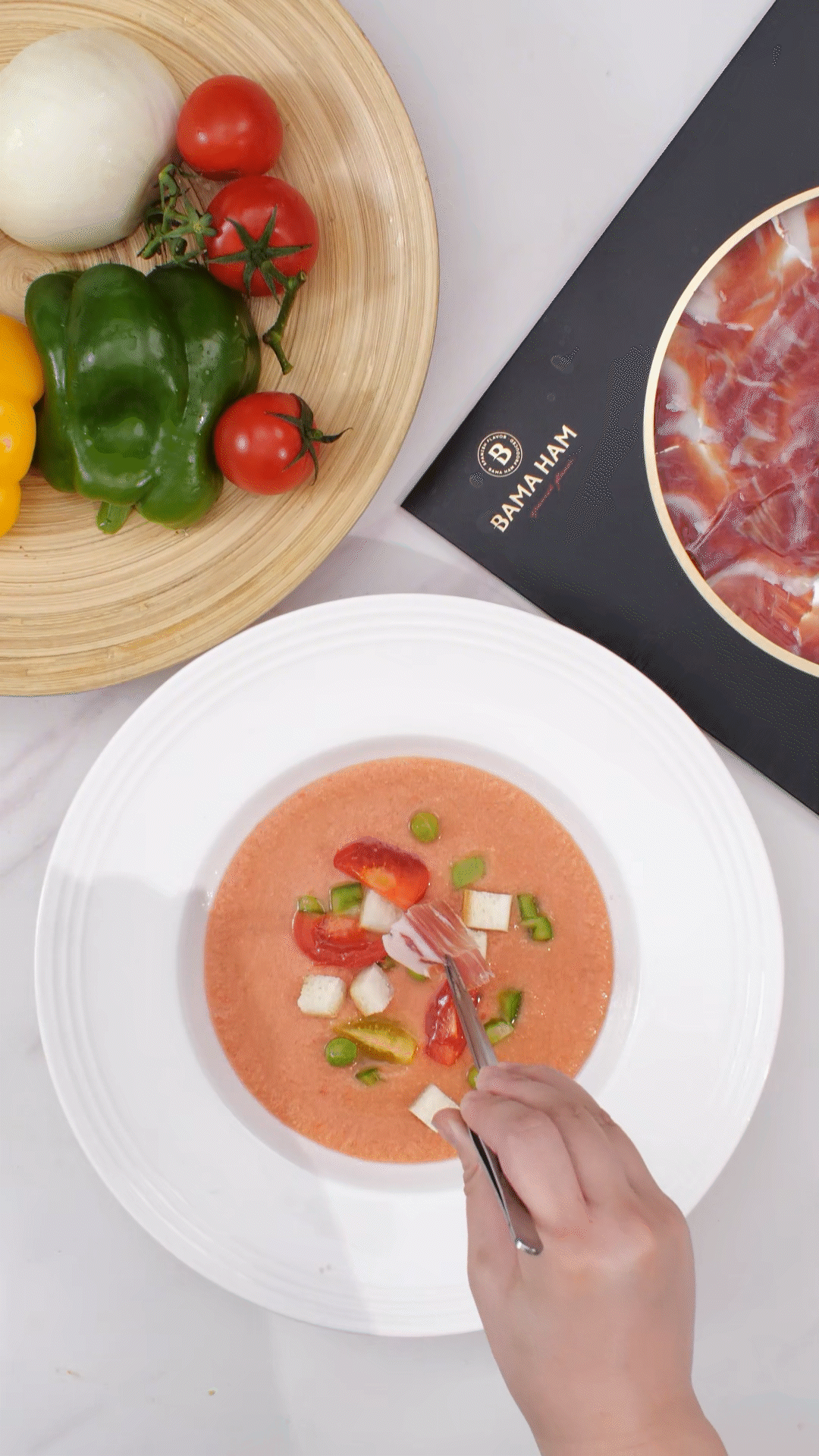 擺盤時(shí)，加入青豆，面包丁，黃瓜丁，烤面包丁，番茄丁