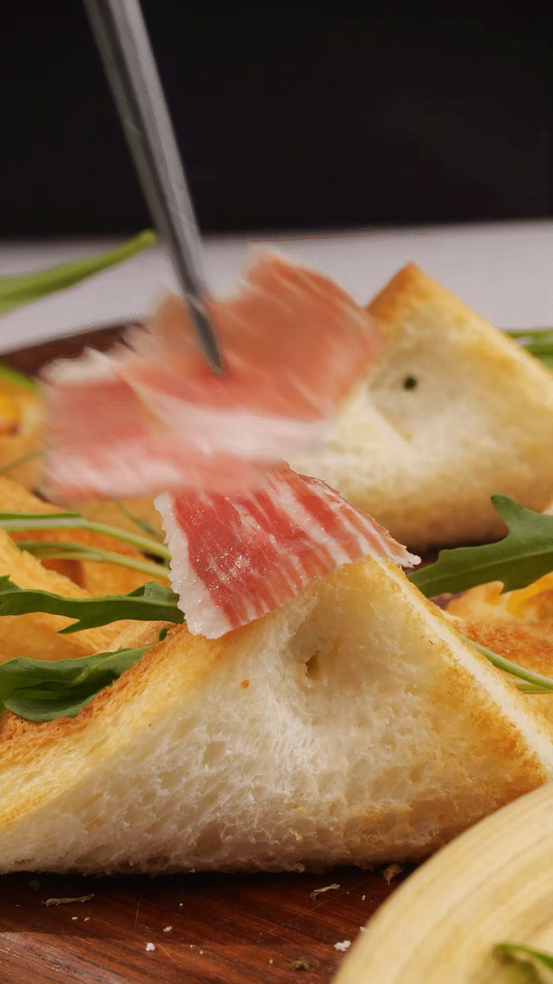 對(duì)折，用牙簽固定
