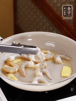 秘制煲仔飯醬油：2勺蒸魚豉油、半小勺糖、1大勺清水?dāng)嚢杈鶆蛑?分鐘