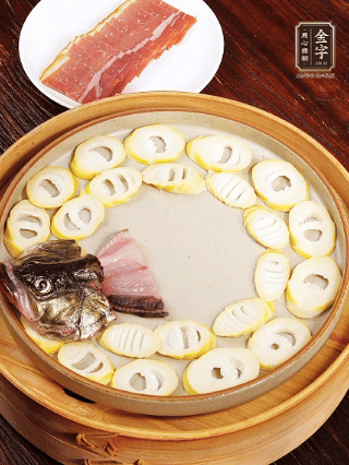 取一個(gè)深一點(diǎn)的盤子，按照“春筍墊底、魚肉居中、火腿蓋頂”的順序擺放。魚頭和魚尾擺在兩端，還原整魚形狀