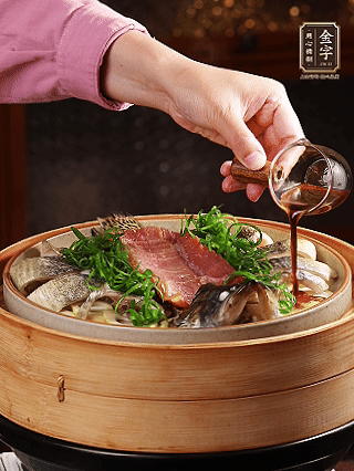 蒸魚時(shí)做蒸魚醬汁：鍋中少油，蔥白段、姜片、蒜片、洋蔥絲爆香，加2勺蒸魚豉油、3勺清水、一點(diǎn)白糖煮沸。（比單純淋蒸魚豉油香得多）